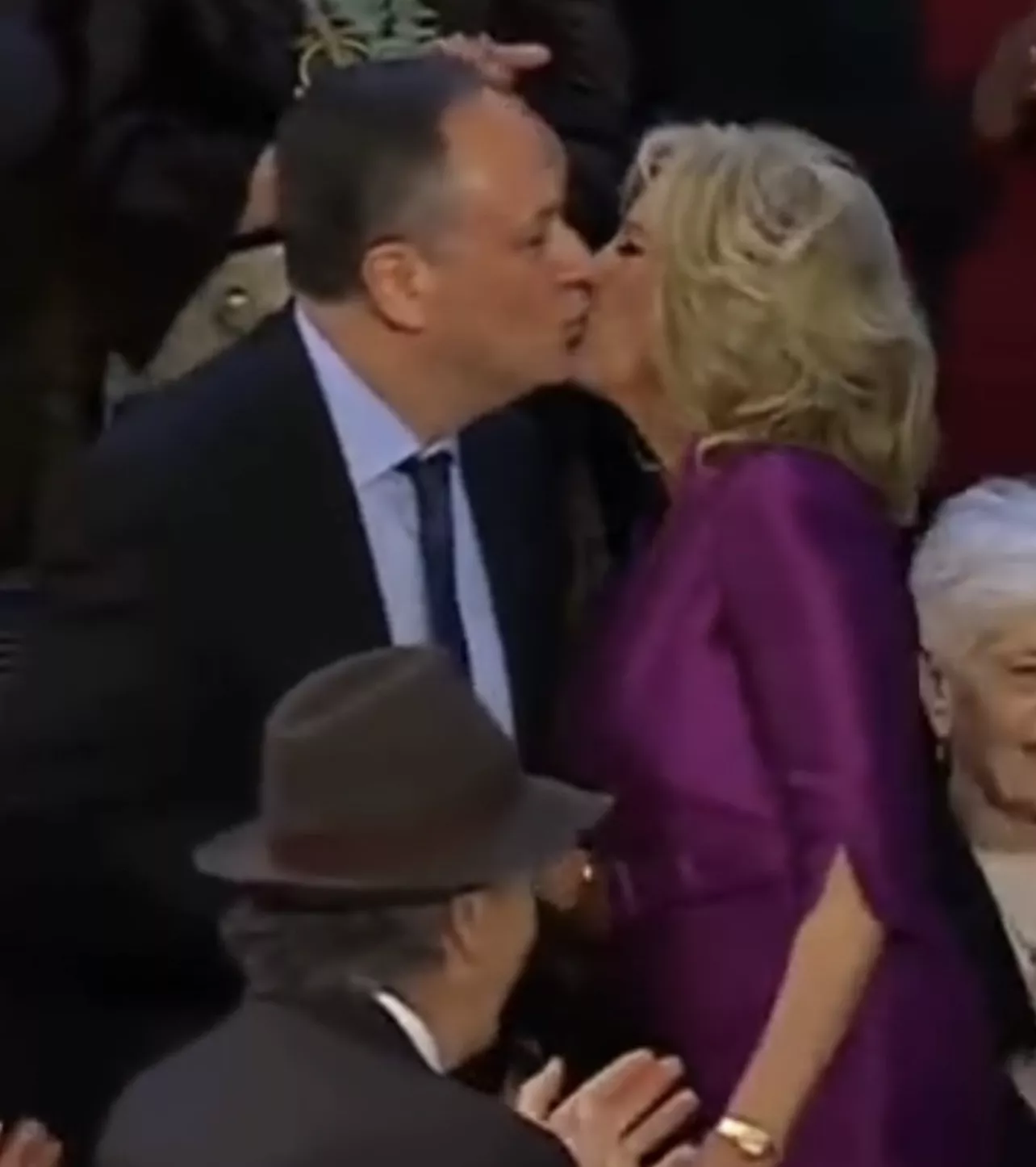 Video El Inc Modo Saludo De Jill Biden Y El Esposo De Kamala Harris Se