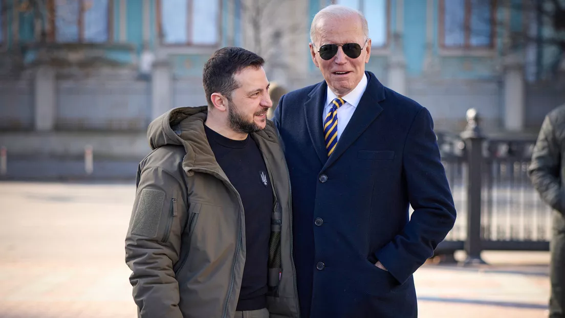 El presidente de Ucrania, Vladímir Zelenski, habla con su homólogo estadounidense, Joe Biden, en Kiev, el 20 de febrero de 2023.