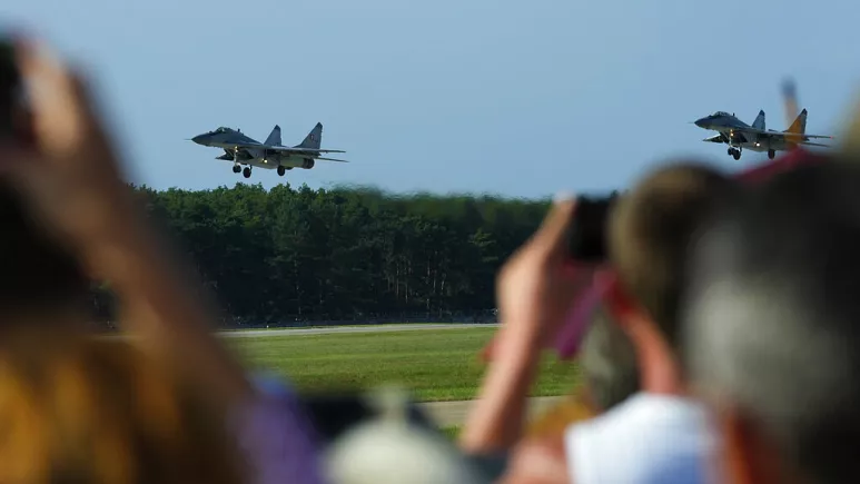 MiG-29 de la Fuerza Aérea Eslovaca sobrevuelan un aeropuerto durante un espectáculo aéreo en Malacky, Eslovaquia