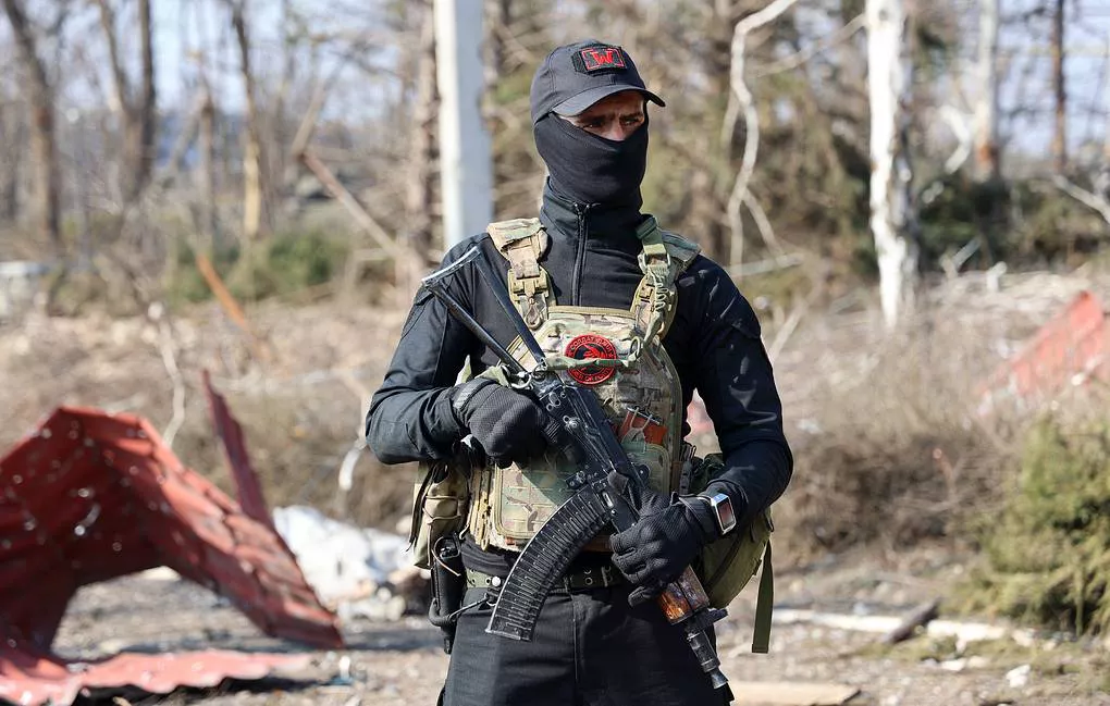 Un soldado del Grupo Wagner custodia un área en la ciudad de Artyomovsk (Bakhmut).